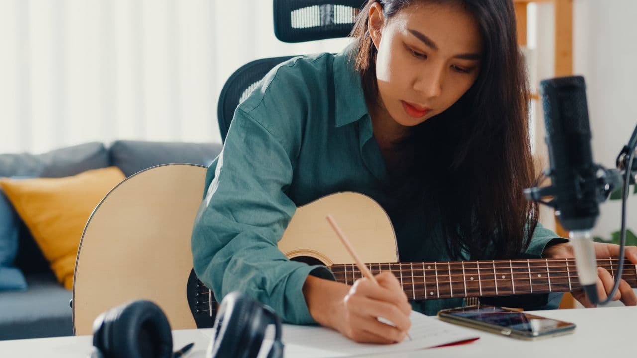 Tô vindo aqui perguntar se tem alguém que sabe fazer (compôr) musica, eu e  um time